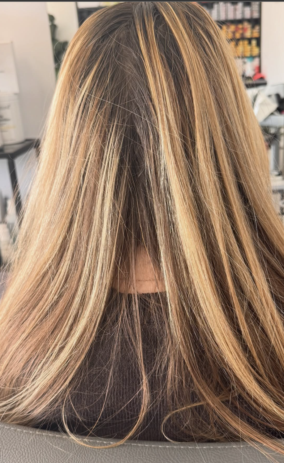 Mechas rubias sobre castaño en estudio