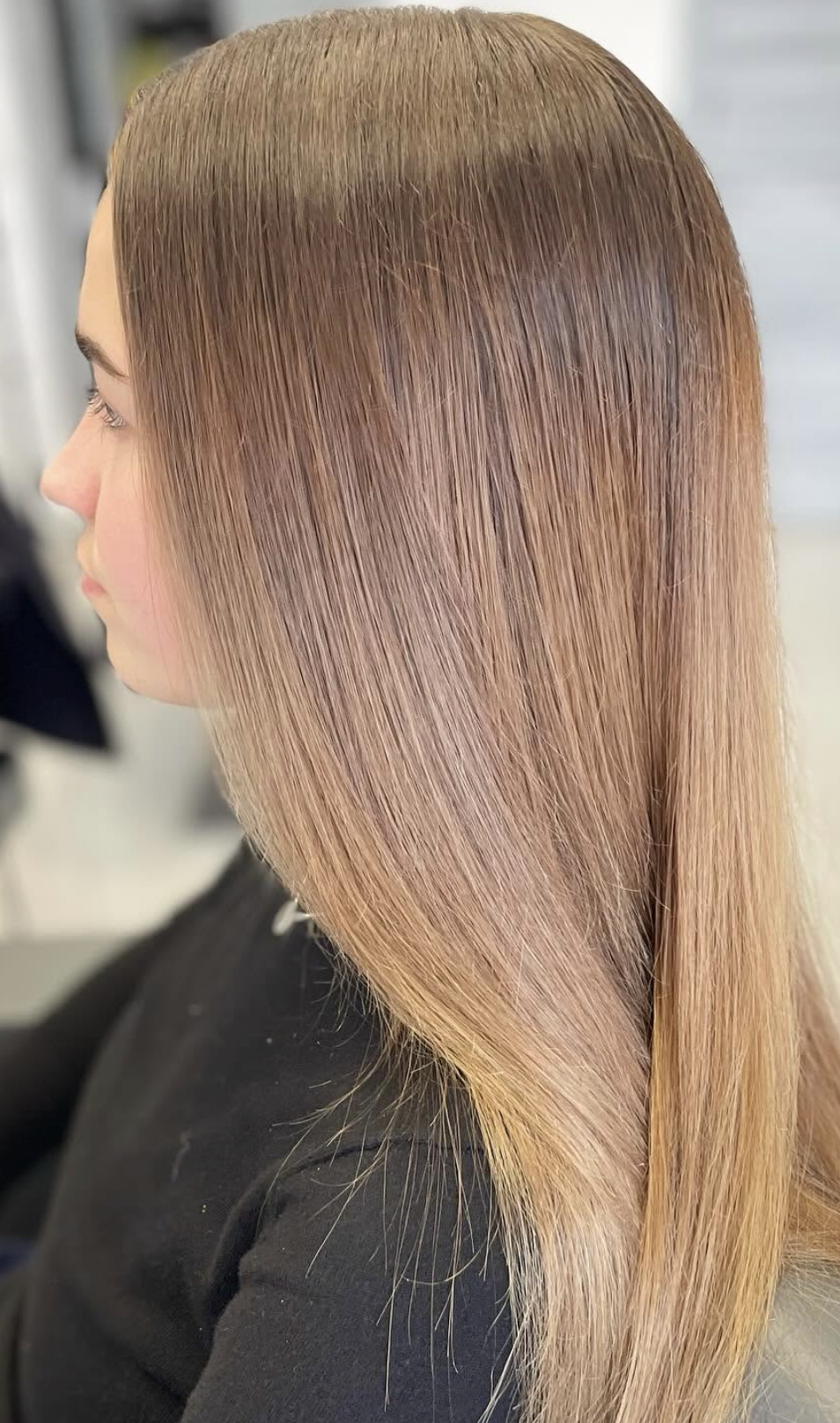 Cabello castaño con acabado de seda